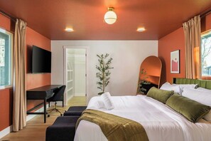 Desk, iron/ironing board, travel cot, free WiFi - Entertainer's Dream with Hot Tub & Games (Arvada)