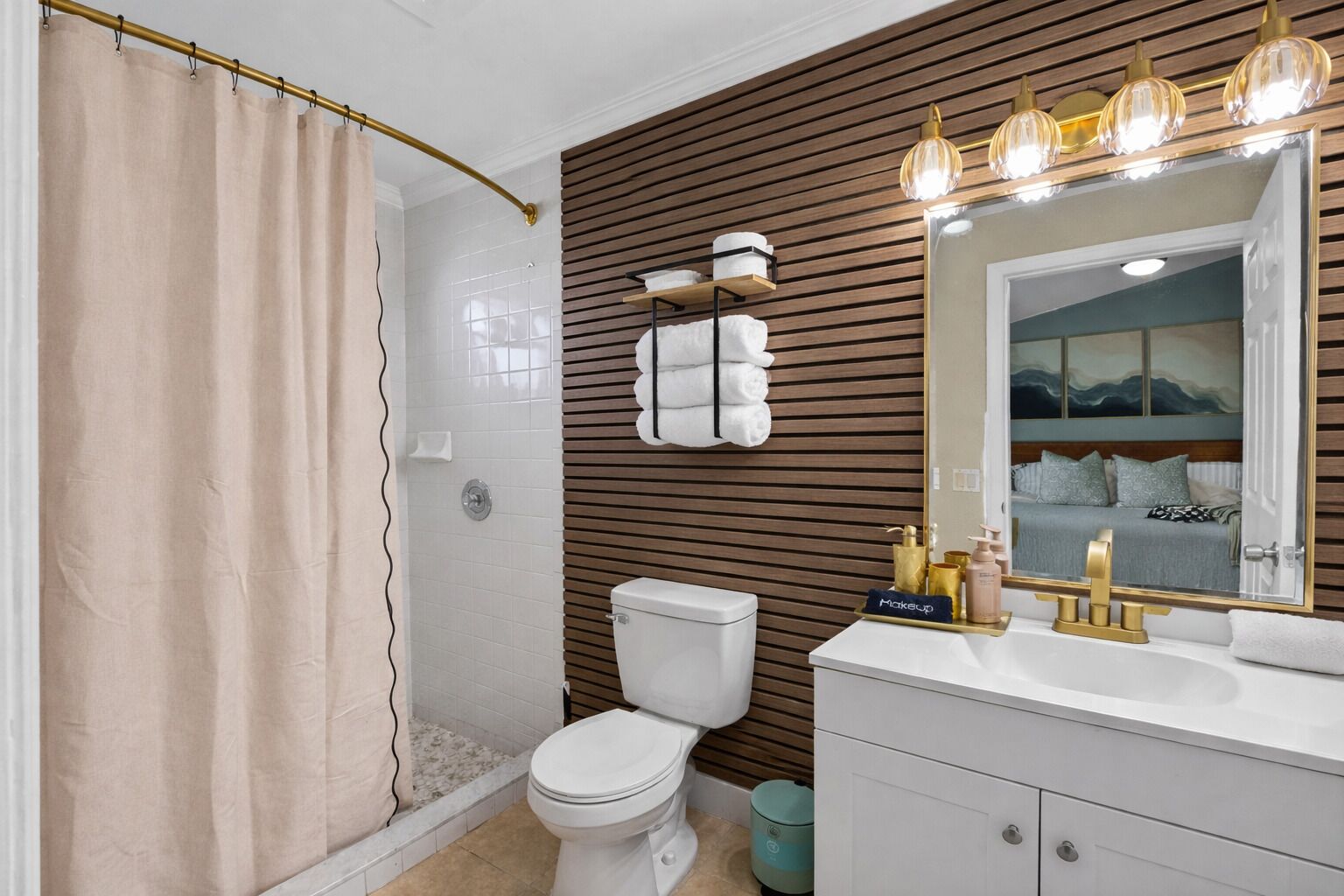 Douche, séchoir à cheveux, serviettes fournies, savon