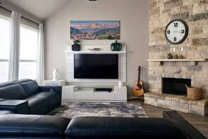 Living area - Spacious 4-bedroom house in friendly neighborhood in Round Rock (Round Rock)