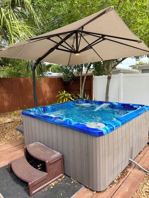 Outdoor spa tub - Salt and Soak Clearwater Retreat (Clearwater)