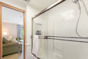 Hair dryer, towels, soap, shampoo - Private 1BR Guesthouse Close to DT Auburn (Auburn)