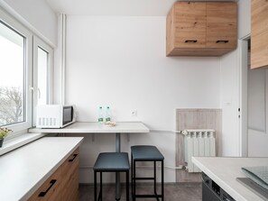 Frigorífico, microondas, horno y placa de cocina