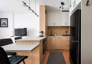 Fridge, microwave, oven, stovetop - Wola Anielewicza Deluxe Studio (Warszawa)