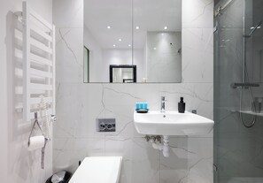 Shower, hair dryer, towels - Grzybowska 14th Floor Royal Apartment (Warszawa)