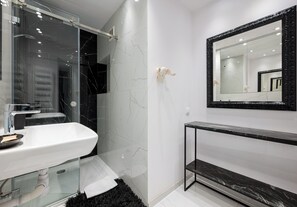 Shower, hair dryer, towels - Grzybowska 14th Floor Royal Apartment (Warszawa)
