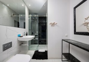 Shower, hair dryer, towels - Grzybowska 14th Floor Royal Apartment (Warszawa)