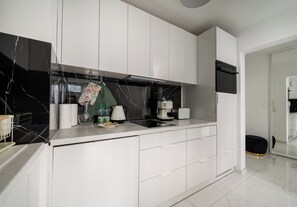 Kühlschrank, Mikrowelle, Ofen, Herdplatte