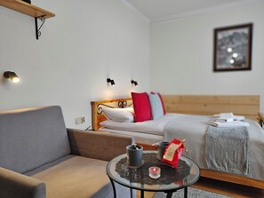 Een strijkplank/strijkijzer, wifi, beddengoed