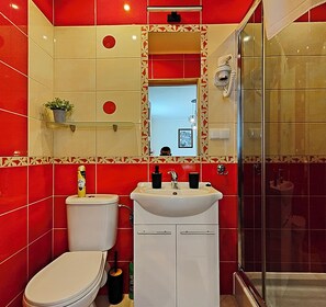 Een douche, een haardroger, handdoeken