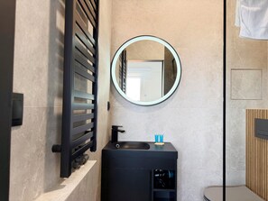 Shower, hair dryer, towels - Spiżowa Modern Studio (Wrocław)