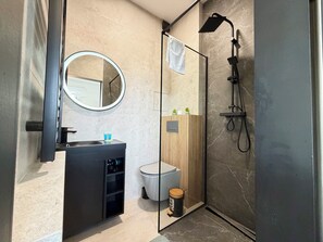 Shower, hair dryer, towels - Spiżowa Modern Studio (Wrocław)
