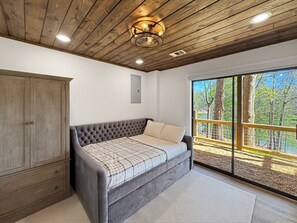 5 bedrooms, iron/ironing board, free WiFi, bed sheets
