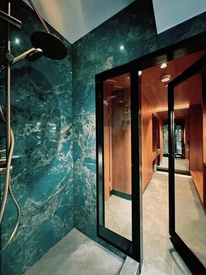 Spa - Chic Inner-City Hideaway Studio in Surry Hills (Surry Hills)