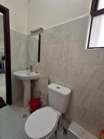 Ducha, pantuflas, toallas, jabón
