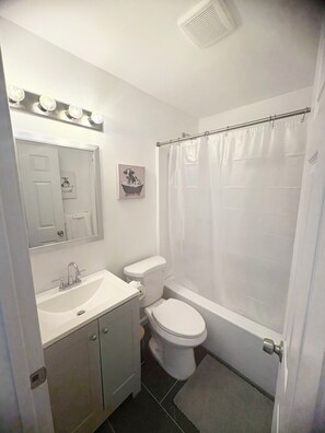 Shower, towels, toilet paper - Brilliant 4-bedroom house with AC in vibrant Atlanta (Atlanta)
