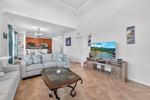 Smart TV - Charming Family-Friendly Condo Near Disney w Pool & Balcony (Davenport)