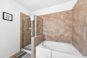 Shower, hair dryer, towels - Charming Family-Friendly Condo Near Disney w Pool & Balcony (Davenport)