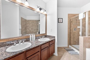 Shower, hair dryer, towels - Charming Family-Friendly Condo Near Disney w Pool & Balcony (Davenport)