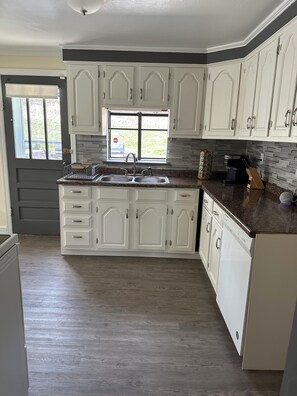 Private kitchen - The Steel City Sanctuary - Your peaceful escape near the heart of Pittsburgh (Pittsburgh)