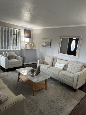 Living area - The Steel City Sanctuary - Your peaceful escape near the heart of Pittsburgh (Pittsburgh)