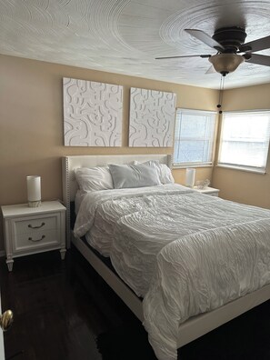 Room - The Steel City Sanctuary - Your peaceful escape near the heart of Pittsburgh (Pittsburgh)