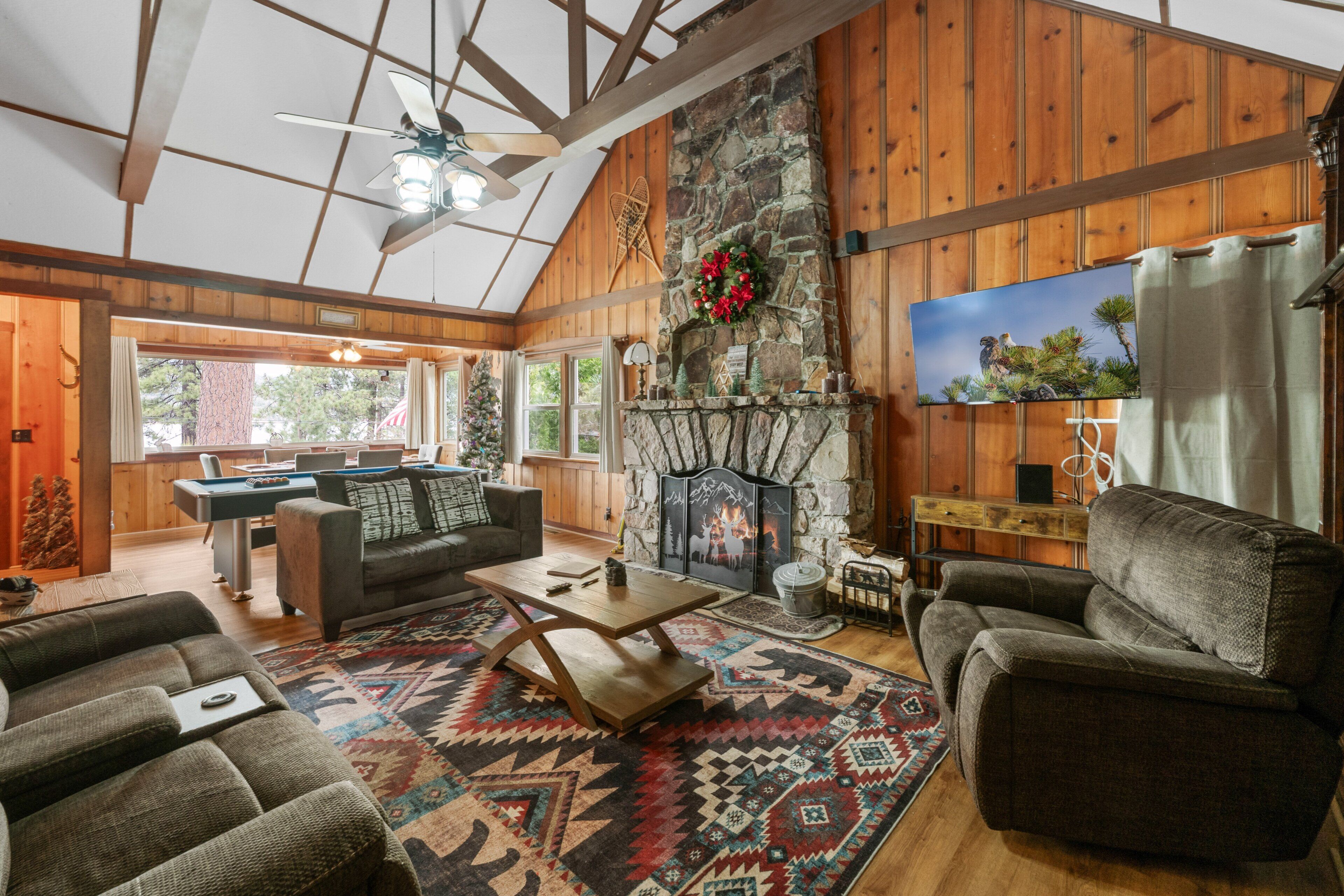 Smart TV, chimenea, tenis de mesa y libros 