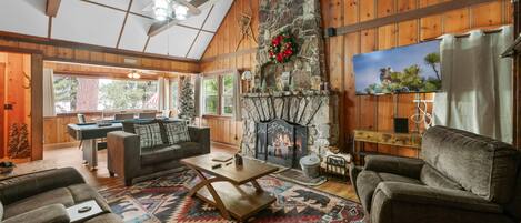 Smart TV, chimenea, tenis de mesa y libros