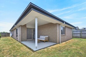 Terrace/patio - Spacious 4BR Home, for a Family of 8/Work friendly (Ripley)