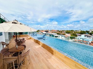 Outdoor pool - 150m from the beach | Luxury apartment with rooftop pool in Porto de Galinhas (Ipojuca)