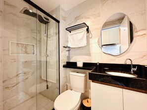 Séchoir à cheveux, bidet, serviettes fournies, papier de toilette