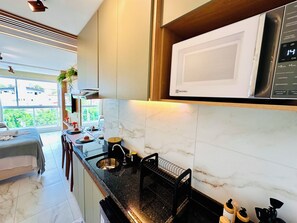 Fridge, microwave, stovetop, coffee/tea maker - 150m from the beach | Luxury apartment with rooftop pool in Porto de Galinhas (Ipojuca)