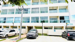 Un immeuble à plusieurs étages portant une enseigne indiquant « Waikiki Garden ».