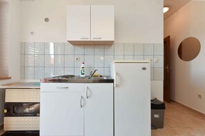 Fridge, oven, stovetop - Holiday apartment with air conditioning (Fažana)