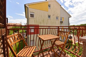 Outdoor dining - Holiday apartment with air conditioning (Fažana)