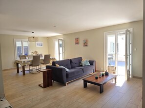 TV - A comfortable home with a garden and a terrace (SAINT LAURENT DE LA PRÉE)