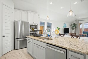 Private kitchen - Modern Suburban Retreat Near Shopping & Parks (Manvel)