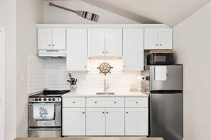 Private kitchen - Cozy cottage in peaceful Westport perfect for a relaxing getaway (Westport)