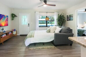 Iron/ironing board, travel cot, WiFi, bed sheets - Serene at the Springs | Family • Fire Pit (High Springs)