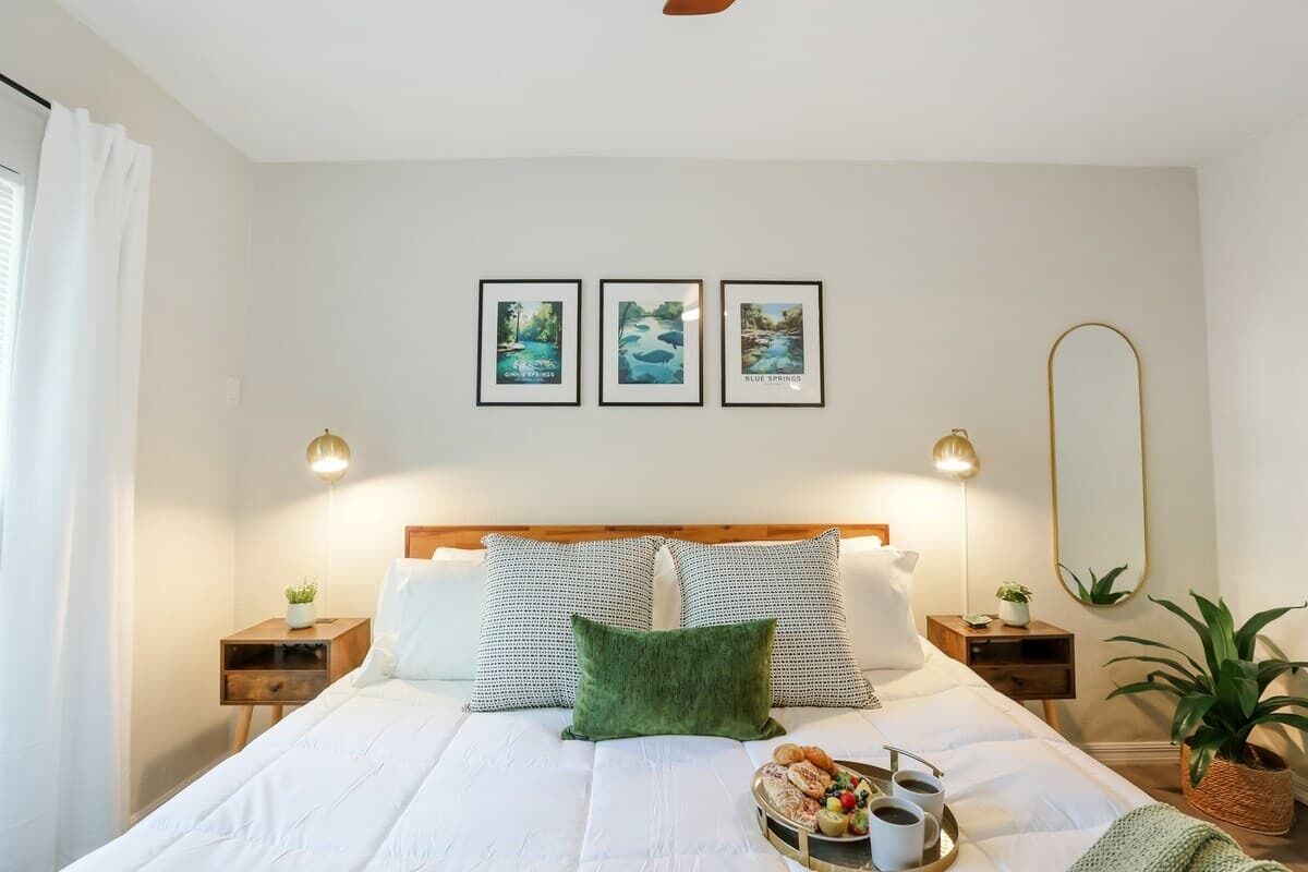 Iron/ironing board, travel crib, WiFi, bed sheets