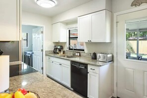 Private kitchen - Serene at the Springs | Family • Fire Pit (High Springs)