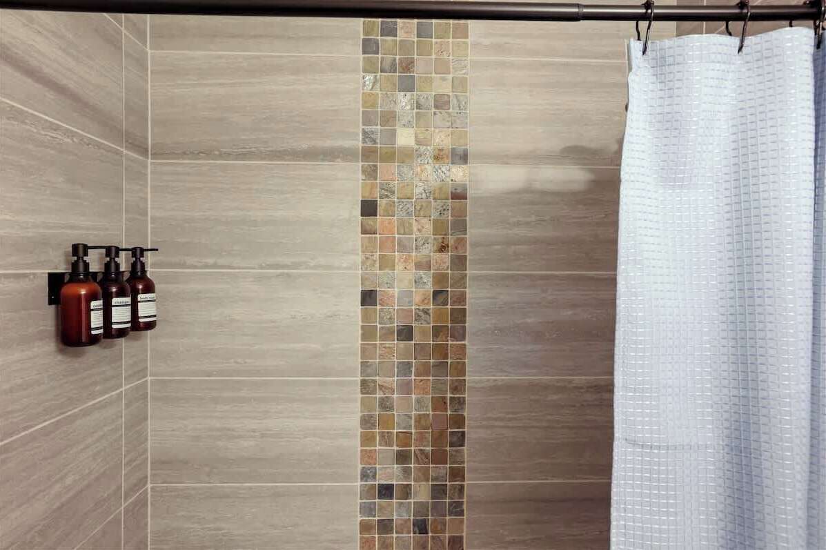 Een douche, een haardroger, handdoeken, shampoo