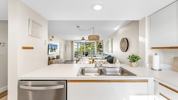Interior - Essex North 2 bedroom/2 bath condo, close to beach! (Marco Island)