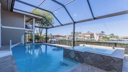 Waterfront Luxury: Spacious 7-Bed, Heated Pool and Spa Retreat