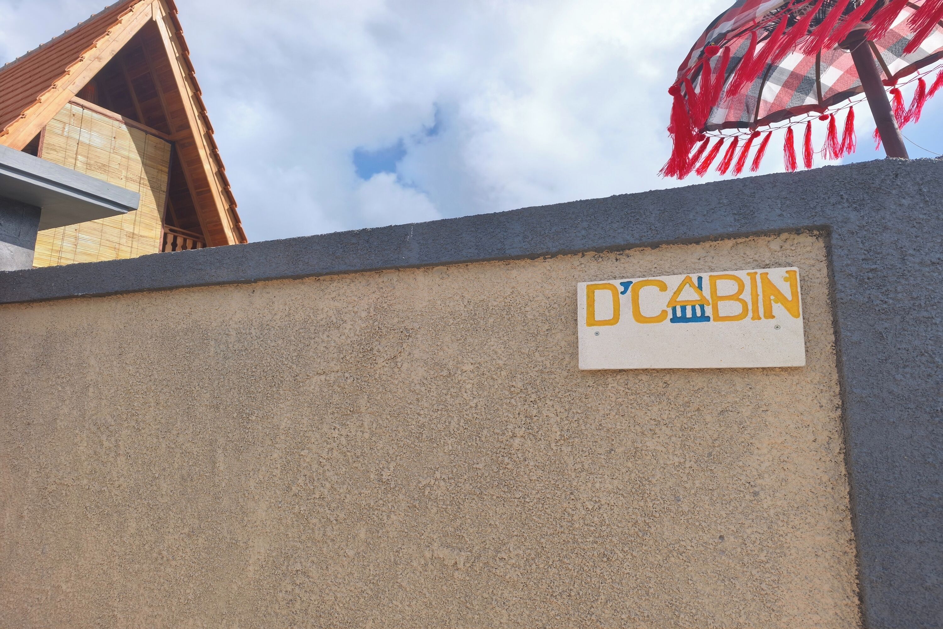 Un senyal amb la paraula 'DCABIN' escrita en una paret.