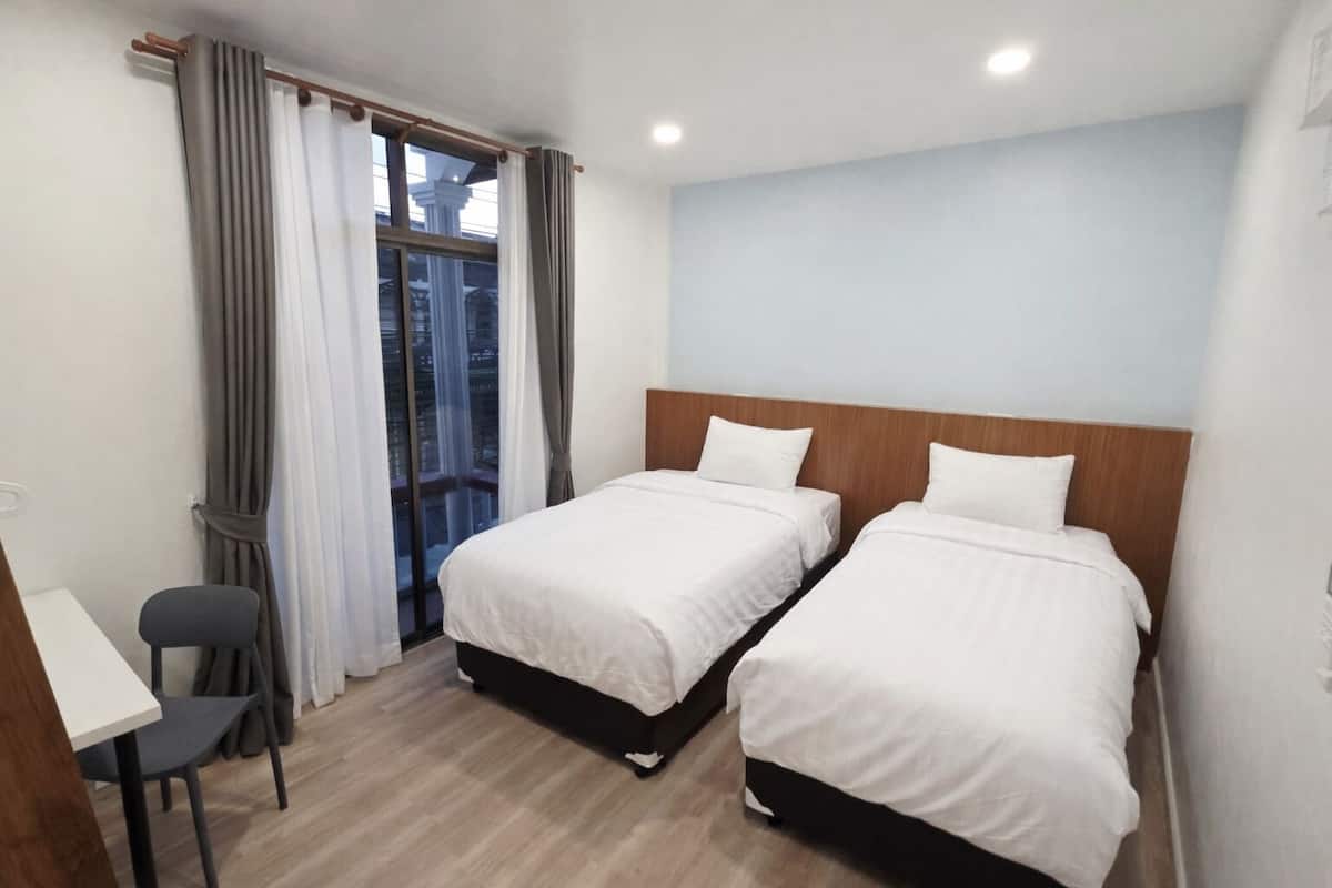 Standard Twin Room | Desk, iron/ironing board, free WiFi, bed sheets