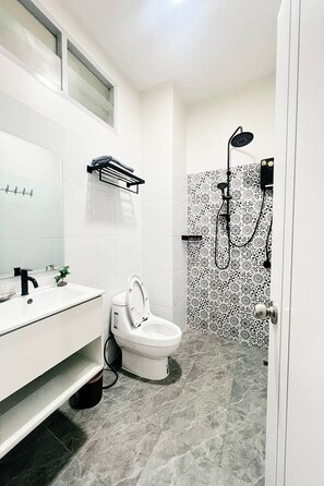 Deluxe Double Room | Bathroom | Shower, rainfall showerhead, free toiletries, hair dryer - Dad N Mom'S House By Thongnak Apartment (Pattaya)