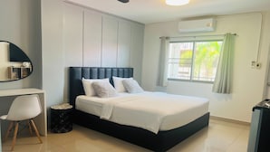 A modern bedroom with a bed, a desk, and a chair. - Dad N Mom'S House By Thongnak Apartment (Pattaya)