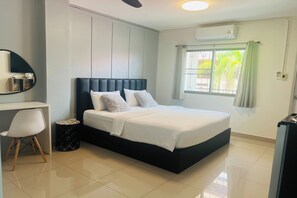 Standard Double Room | Desk, laptop workspace, blackout curtains, free WiFi - Dad N Mom'S House By Thongnak Apartment (Pattaya)