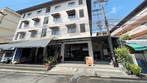 A multi-story building with a ground-level commercial space, including a visible laundry service. - Dad N Mom'S House By Thongnak Apartment (Pattaya)