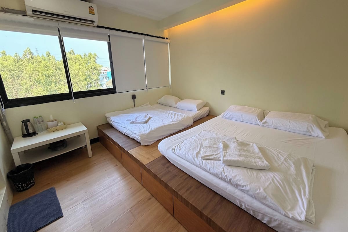 Family Room | Desk, free WiFi, bed sheets